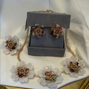 Elegant Floral Jewelry Set with Gold Accents